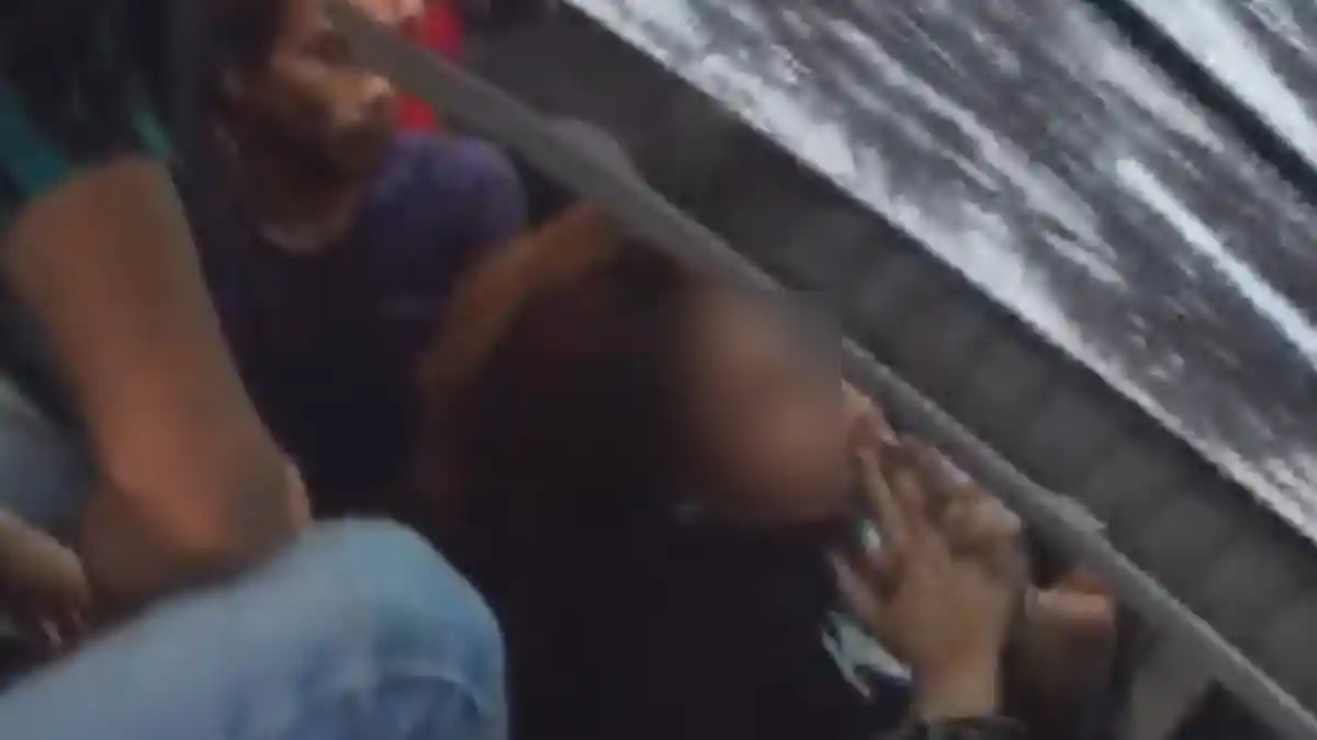 Seorang Wanita Terjepit, Mobil Hancur Tabrak Pohon di Jalan Merak Medan, Warga Mengira Ledakan Bom