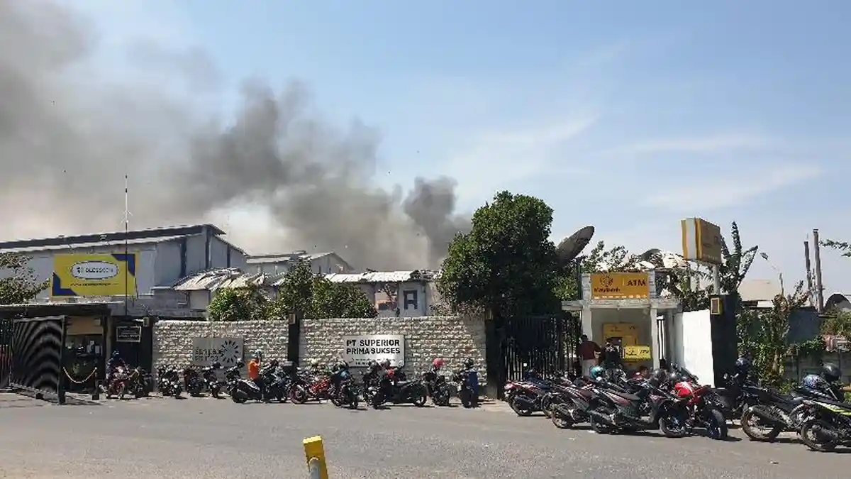 BREAKING NEWS Pabrik Tisu di Mojokerto Terbakar, Damkar dan Water Cannon Diterjunkan Padamkan Api  