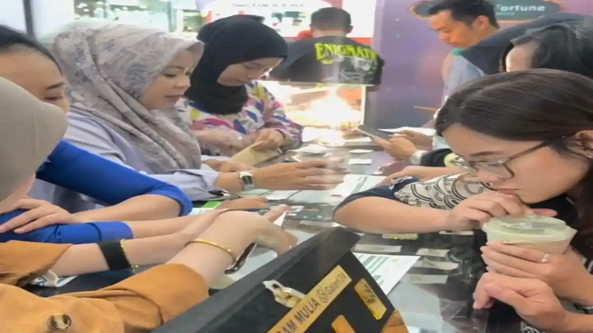 Harga Emas Hari ini Melesat Capai Rp 1.360.000 Per Gram, Warga Palembang Ramai Datangi Pegadaian