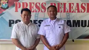 Kasat-Narkoba-AKP-Sigit-Nugroho-kiri-dan-Kasi-Humas-Iptu-Herman-Basir.jpg