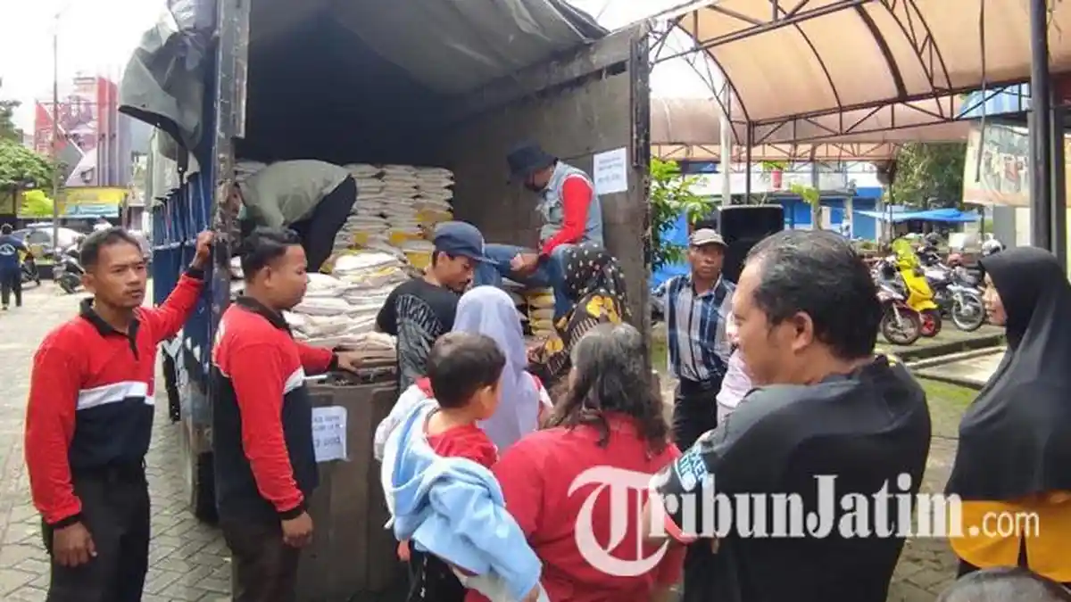 Jaga Stok Jelang Ramadan, Disperindag Kota Blitar Drop Beras Bulog ke Pedagang Pasar