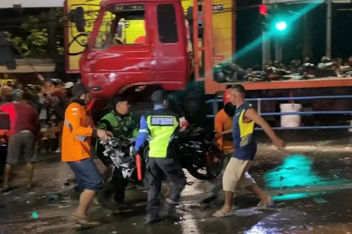 BREAKING NEWS: Kecelakaan Beruntun 15 Kendaraan di Exit Tol Bawen, Truk Tabrak 7 Mobil & 7 Motor