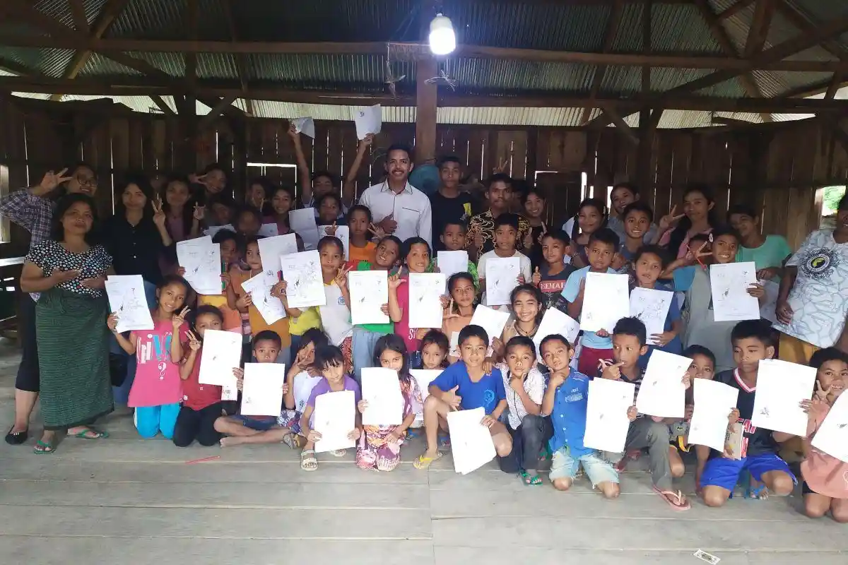 Mahasiswa KKN Unika St Paulus Ruteng Lakukan Bimbingan Belajar Kelompok Anak Sekami di Kampung Topak