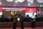 Bupati-Kendal-Dico-M-Ganinduto-menyerahkan-Nota-Keuangan-Pertanggungjawaban.jpg