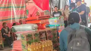 Bantuan-di-tenda-pengungsian-korban-banjir-Telaga-Gorontalo-Selasa-2812025.jpg