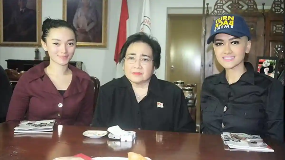 Julia Perez Posting Foto Bareng Zaskia Gotik dan Putri Bung Karno, Netter Malah Ngomong Begini