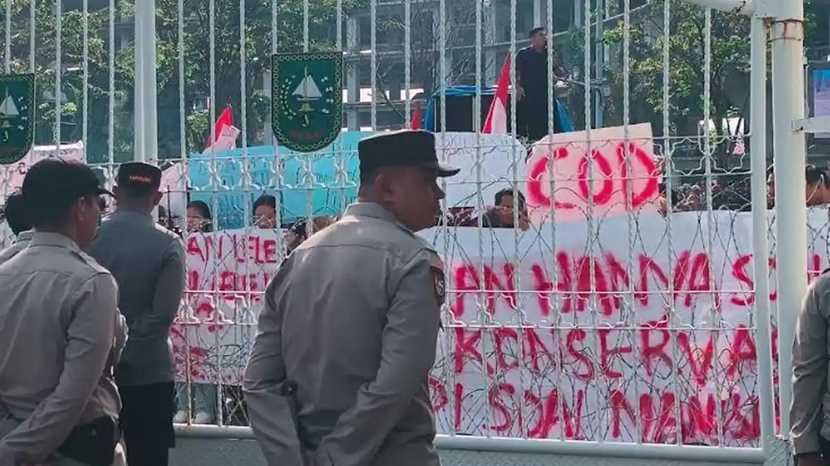 Ribuan Massa Kepung Kantor Gubernur Riau, Jalan Sudirman Pekanbaru Lumpuh Total 