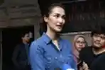 Atiqah Hasiholan Jenguk Ratna Sarumpaet