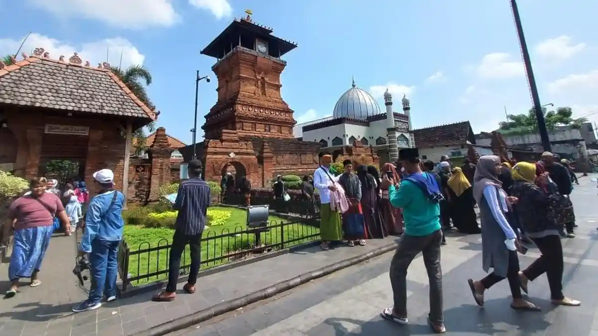 Kompleks Masjid Menara dan Makam Sunan Kudus Dibanjiri Wisatawan saat Libur Lebaran