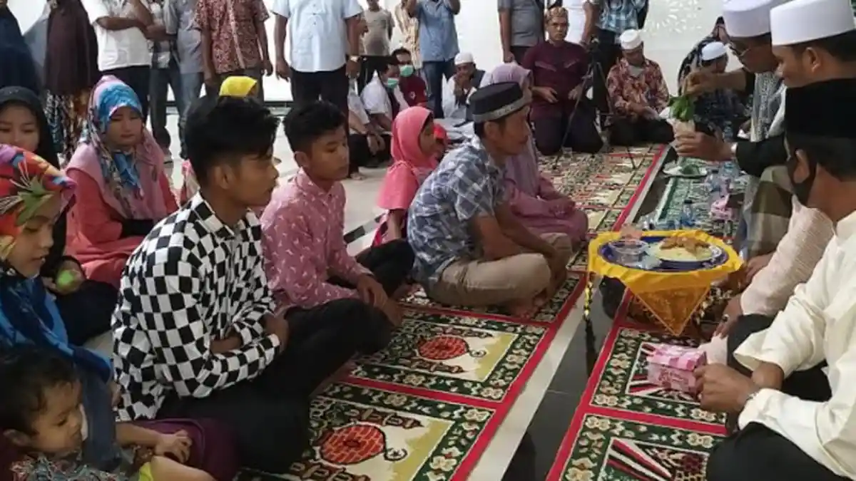 13 Mualaf di Labuhan Haji Barat Dikhitan, Dua Pasangan akan Dinikahkan Kembali Secara Islam