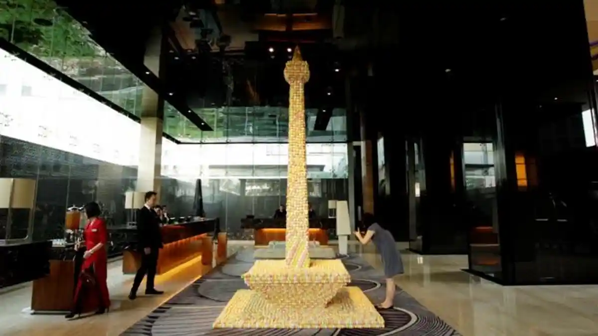 Ada Replika Monas Terbuat dari Kue Macaron di Hotel Indonesia