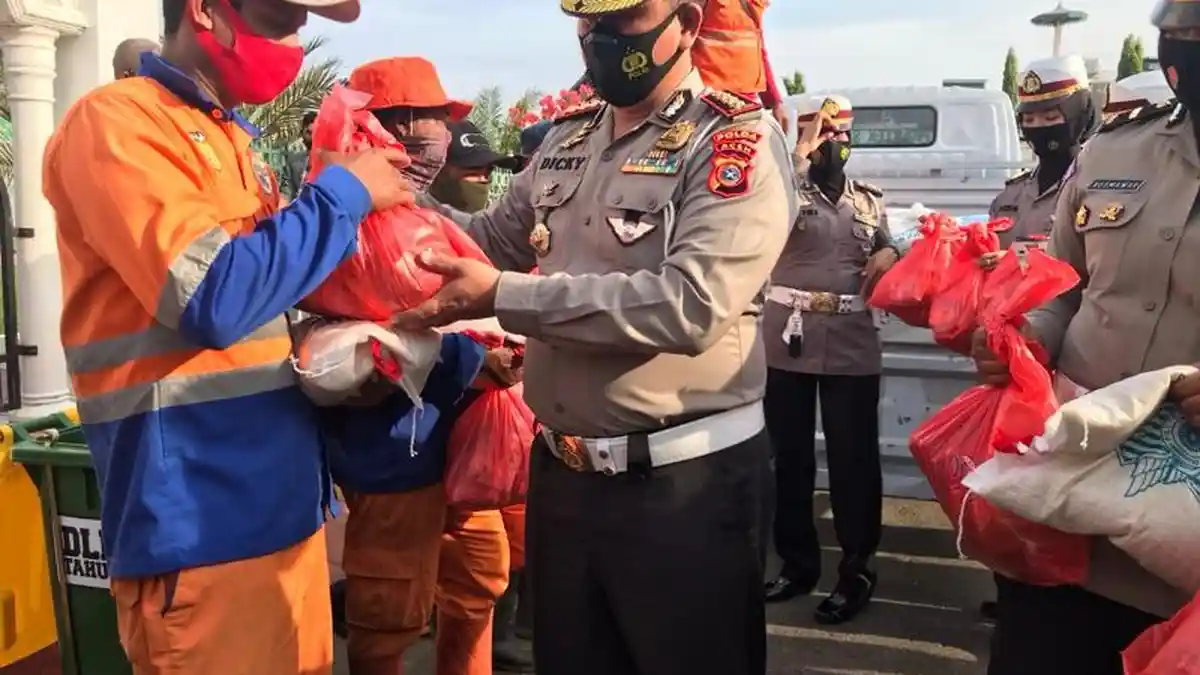 Ditlantas Polda Aceh Salur Sembako untuk 51 Penyapu Jalan di Banda Aceh
