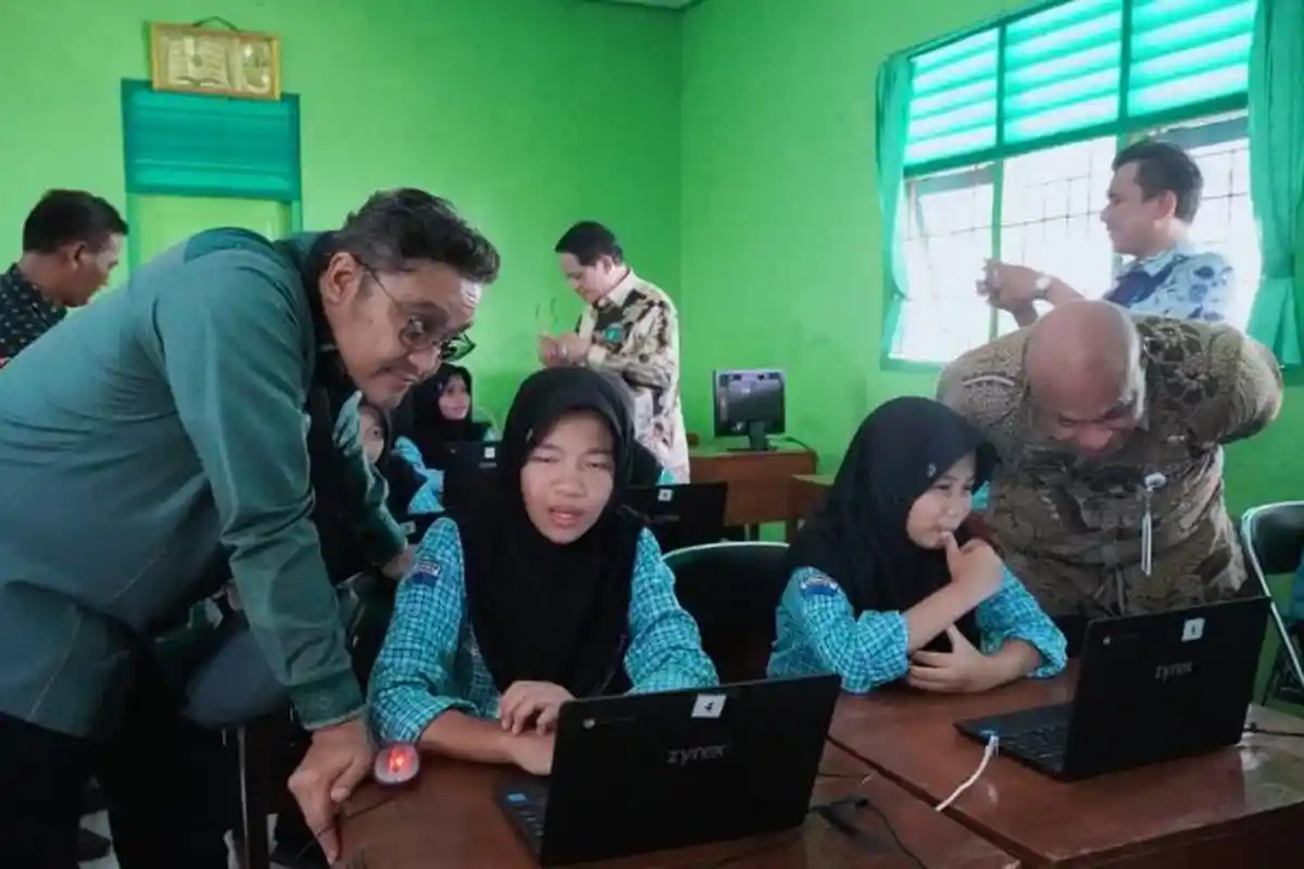 Komisi X DPR RI Cek Langsung Manfaat Bantuan TIK Laptop di Sekolah di Kendal, Ini Hasilnya