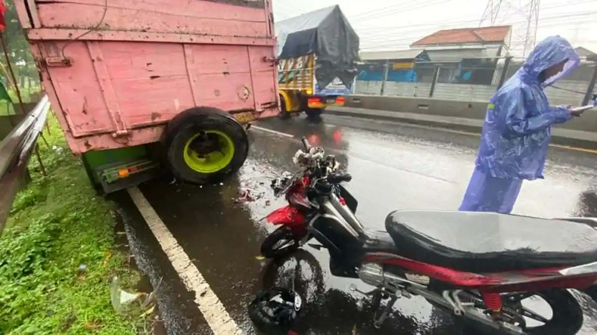 Kecelakaan Motor Vs Truk di Depan Gardu Induk Listrik Ungaran Kabupaten Semarang