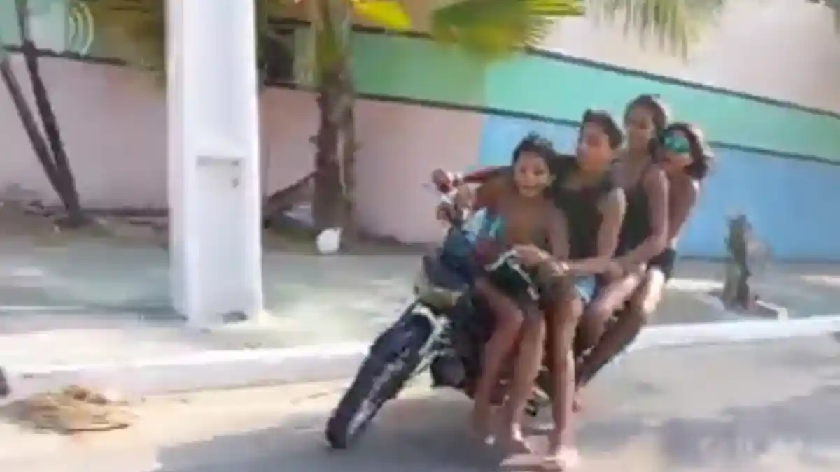 Boncengin 3 Cewek Pakai 1 Motor, Cowok Ini Acungkan Jempol dan Ini yang Terjadi, Ngakak!