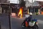 Motor-Vario-terbakar-di-simpang-tiga-pasar-Desa-Sambonggede-Tuban.jpg