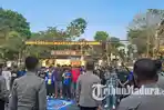aremania-meminta-agar-laga-Arema-FC-vs-Persebaya-tetap-digelar-di-Stadion-Kanjuruhan-Malang.jpg