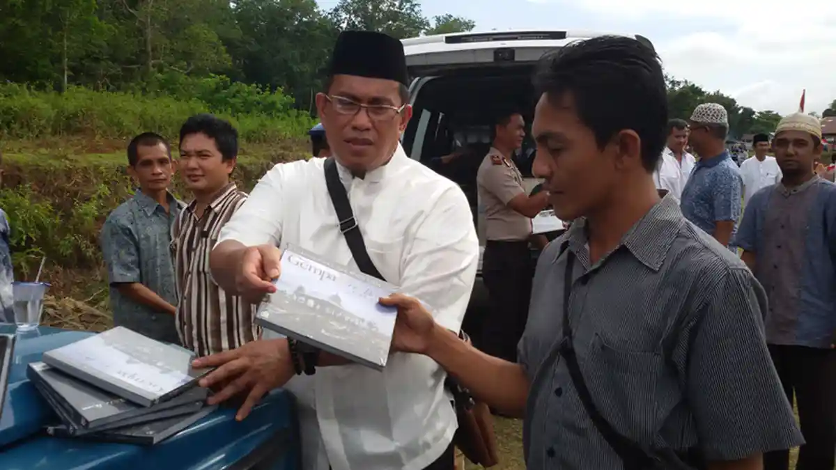 Warga Mendapat Buku Tsunami Aceh Barat
