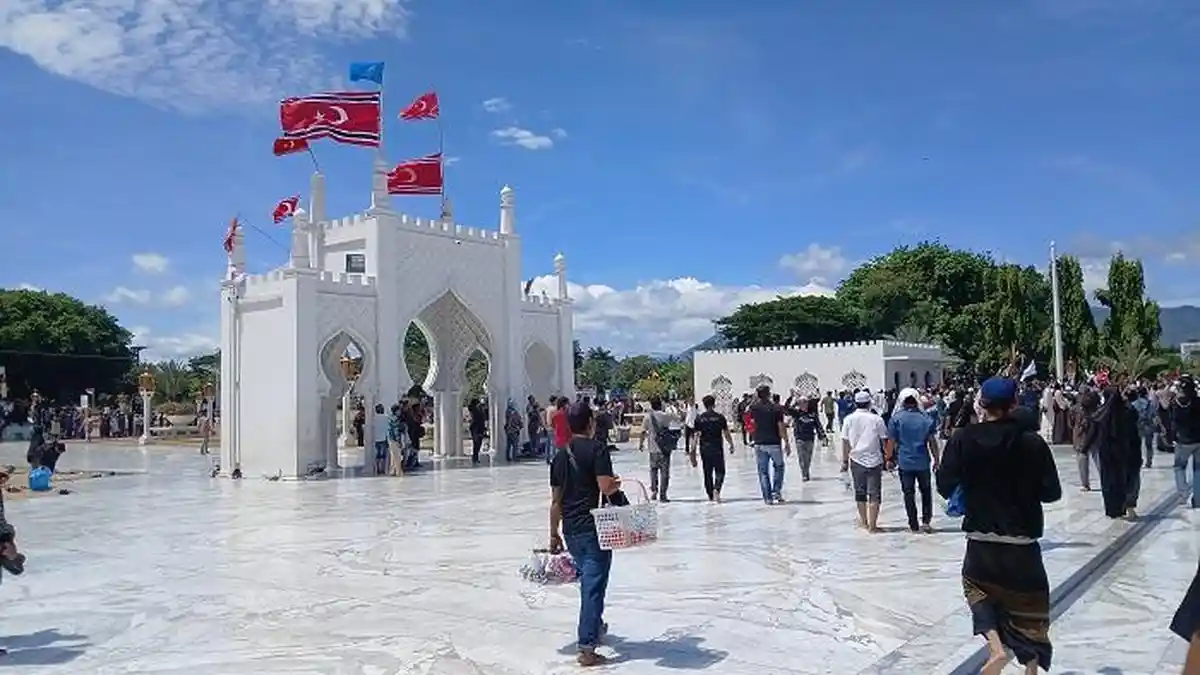 Massa Kibarkan Bendera Bintang Bulan di Masjid Raya Banda Aceh, Satu Orang Luka dan Dilarikan ke RS