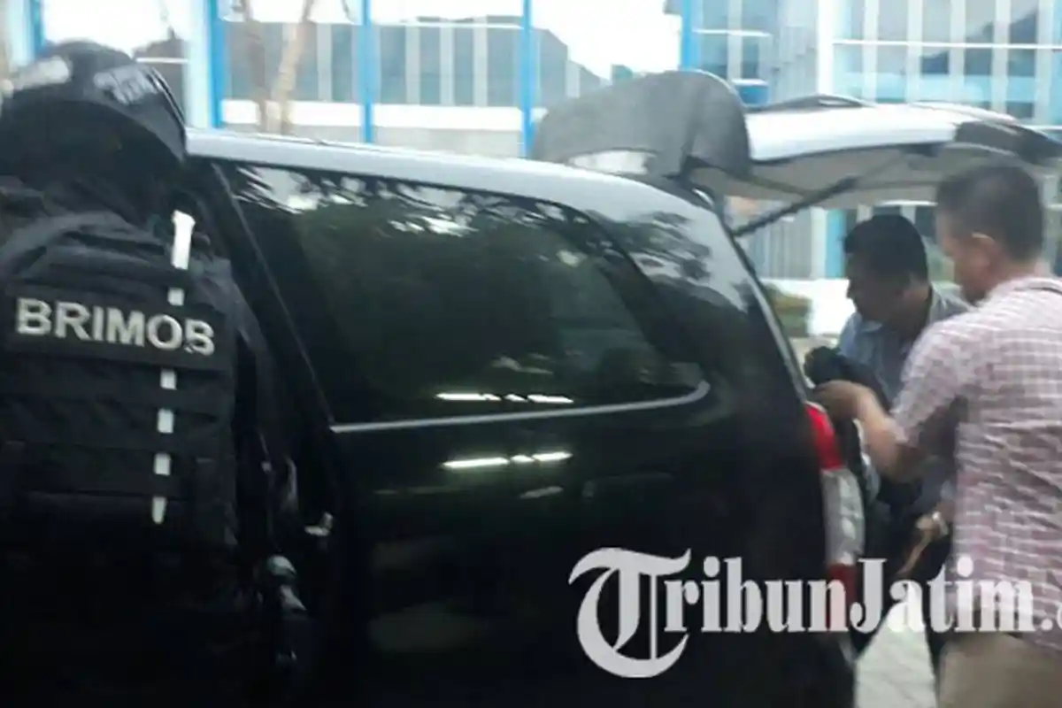 Lima Jam Periksa Disperindag Jatim, KPK Keluar Bawa Dua Koper dan Dua Tas Berisi Penuh