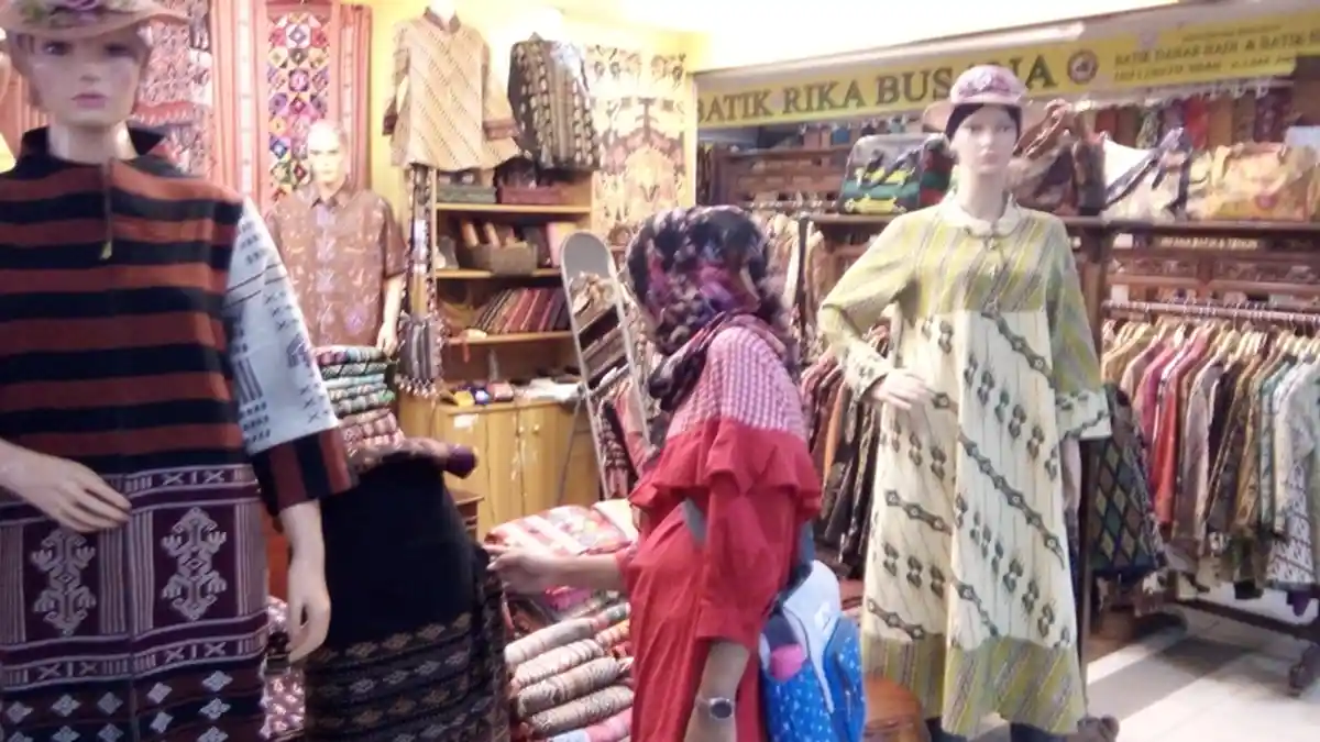 Kain Tenun Khas NTT di Pasar Mayestik Paling Mahal Rp 7Juta