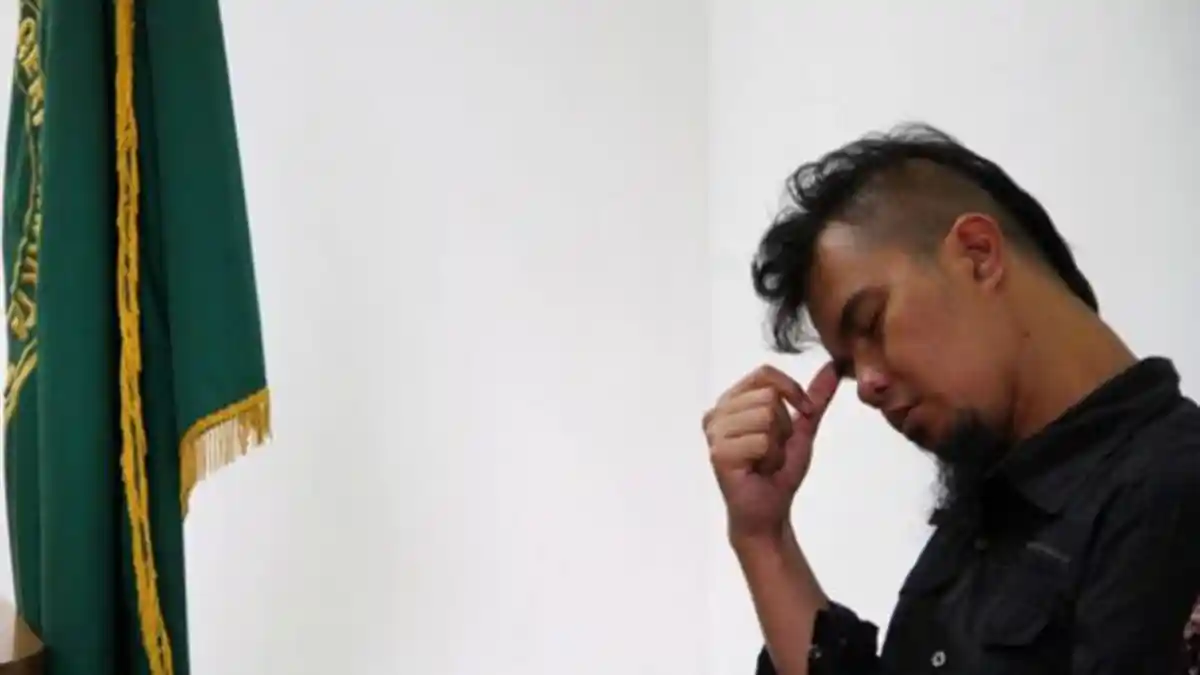 Foto Ahmad Dhani Pakai Baju Palu Arit Viral, Ini Tantangan Netizen
