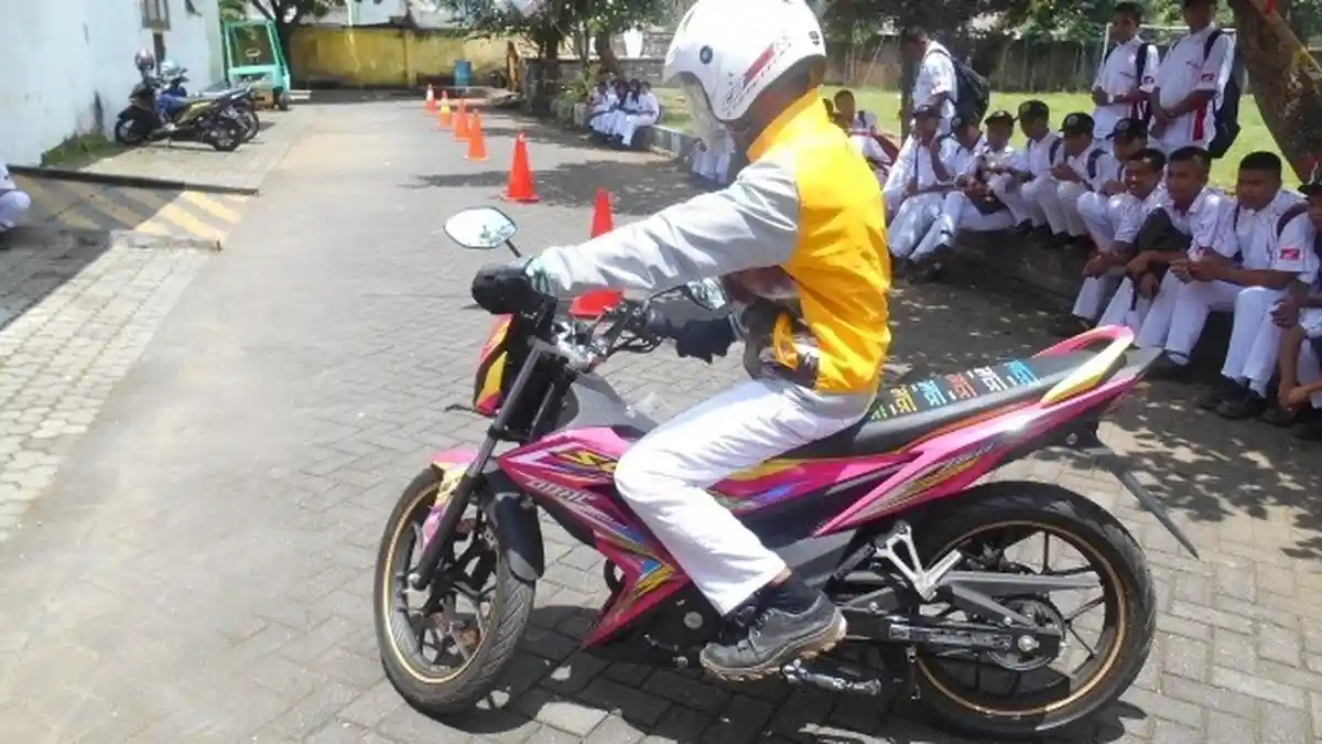 Sekolah Binaan Safety Riding Pertama di Surabaya