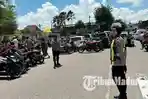 ilustrasi-Polwan-Polres-Sumenep-siaga-menjaga-arus-lalu-lintas-di-depan-Masjid-Jamik-Sumenep.jpg