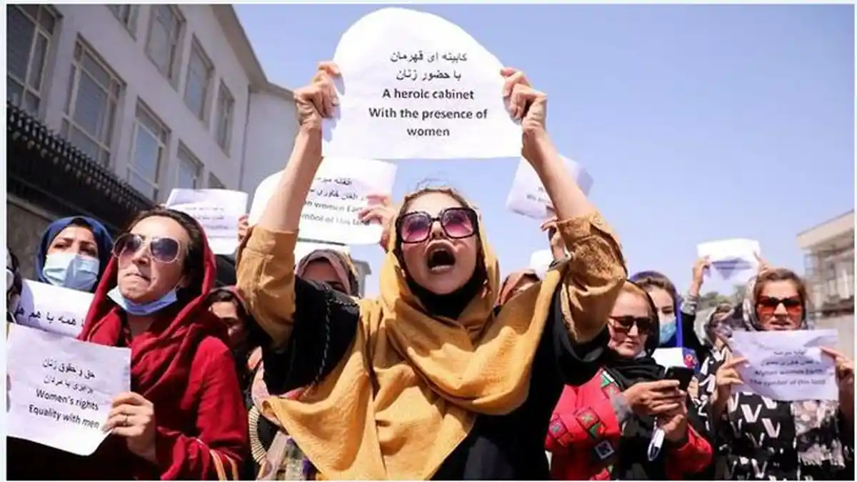 Taliban Cambuk Perempuan yang Protes Pemerintah Baru