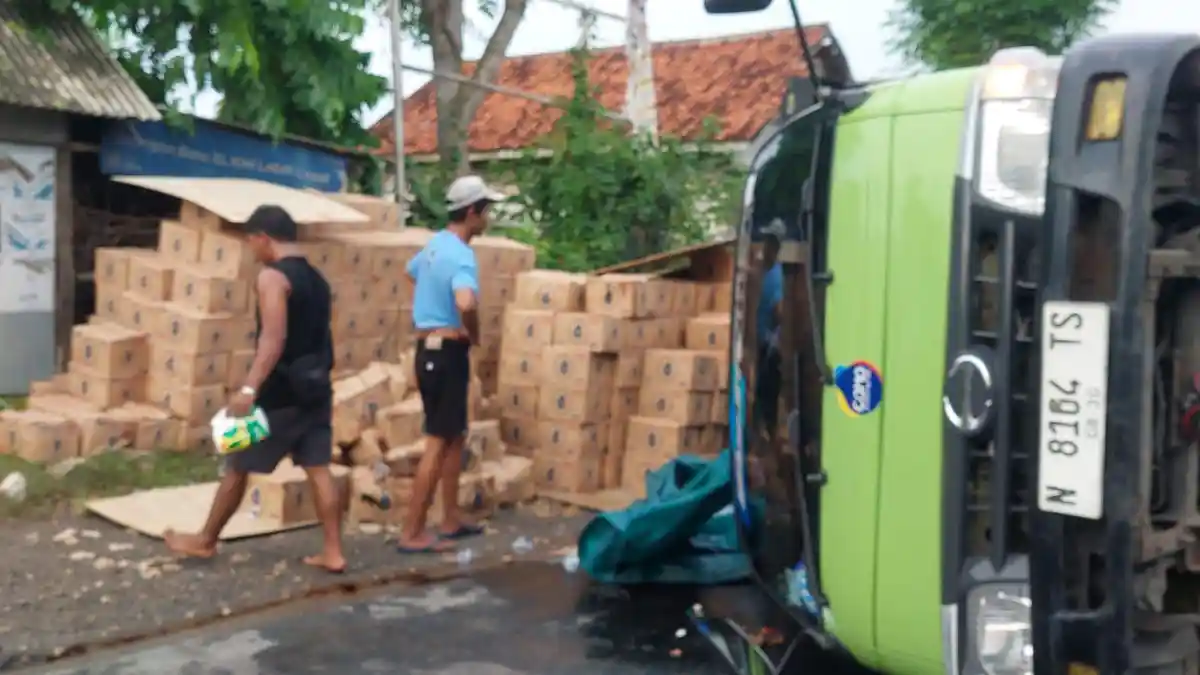 Truk Muatan Air Mineral Terguling di Sampang Madura, Sopir Selamat Meski Kendaraan Rusak Parah