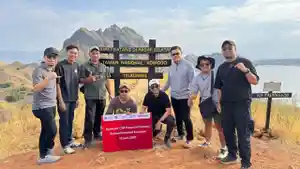 Telkomsel-dan-TNK-pasang-papan-informasi-di-Padar.jpg