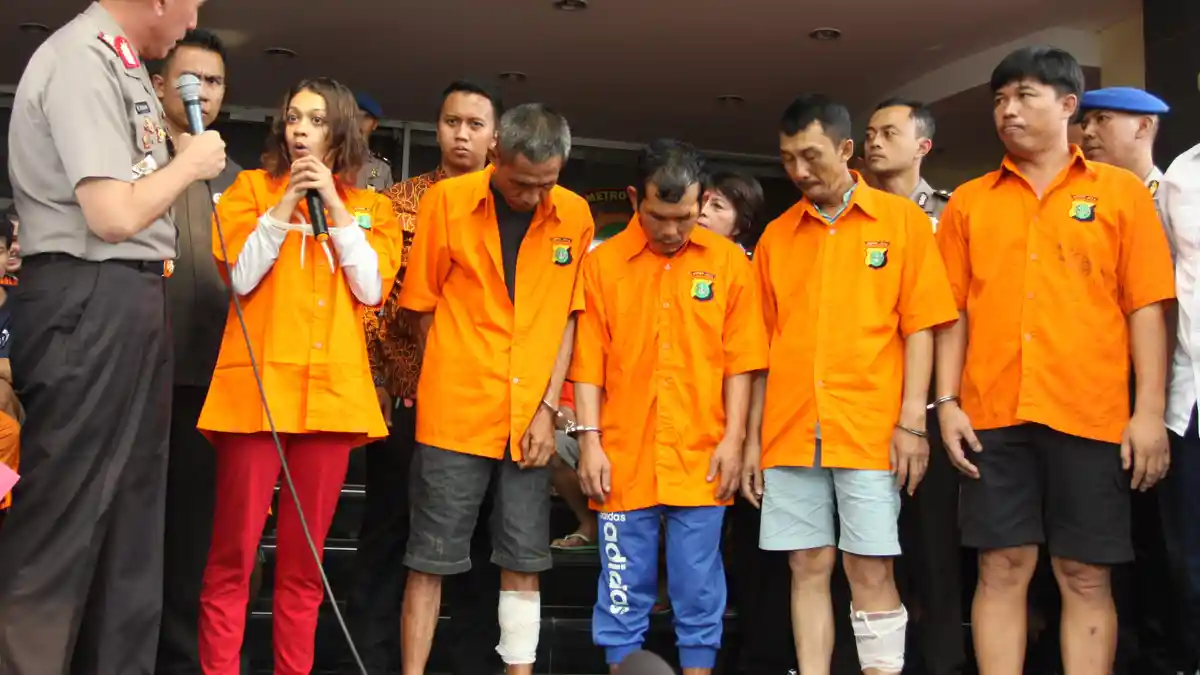 Sendal Jadi Saksi Bisu Cara 'Gila' Perampok di SPBU Gembosi Mobil Davidson