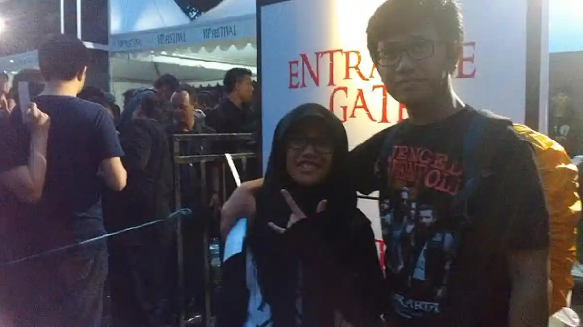 Gadis Remaja Ini Merayu Ayahnya Temani Nonton Konser Band Hardrock, Avanged Sevenfold