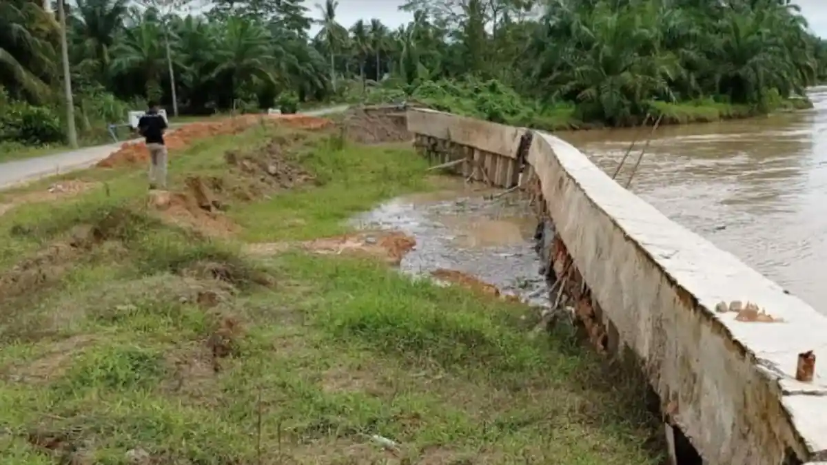 Dinding Beton Pengaman Tebing Sungai Tamiang di Rantaupakam Patah