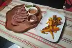 Kulineran di Bandung, Bisa Coba Sensasi Steak Smoky Premium Meze dengan Teknik Wood Fire Grill