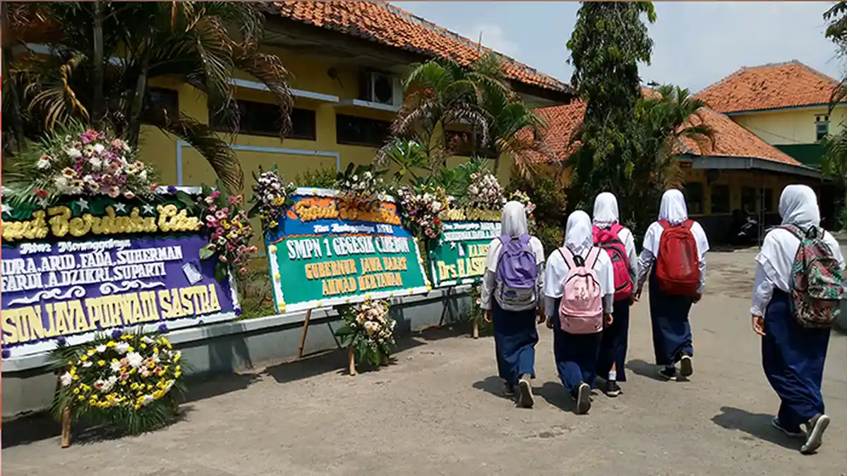 Karangan Bunga Terpajang di Sekolah Para Korban yang Tewas Tertimpa Bangunan Walet