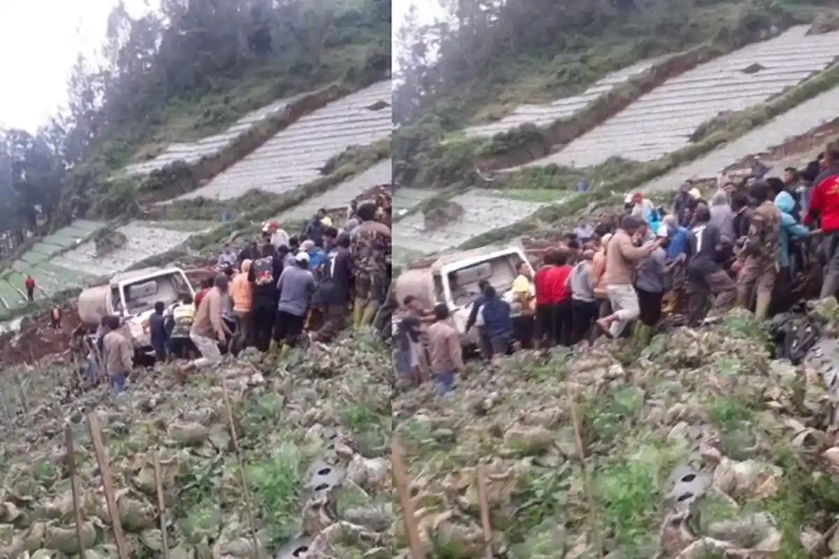 Kompaknya Warga Jenawi, Gotong Royong Evakusi Truk yang Terguling dan Terjun ke Kebun Warga