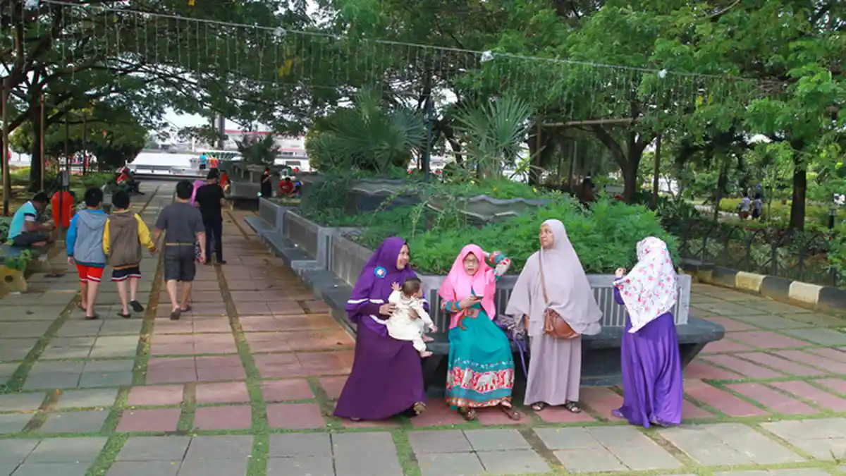 Menikmati Suasana Adem di Taman Alun-Alun Kapuas saat Libur Lebaran - libur-lebaran-1_20160708_100936.jpg
