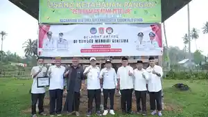 Bupati-Gorontalo-Utara-Thariq-Modanggu-memberikan-bantuan-jjjjj.jpg