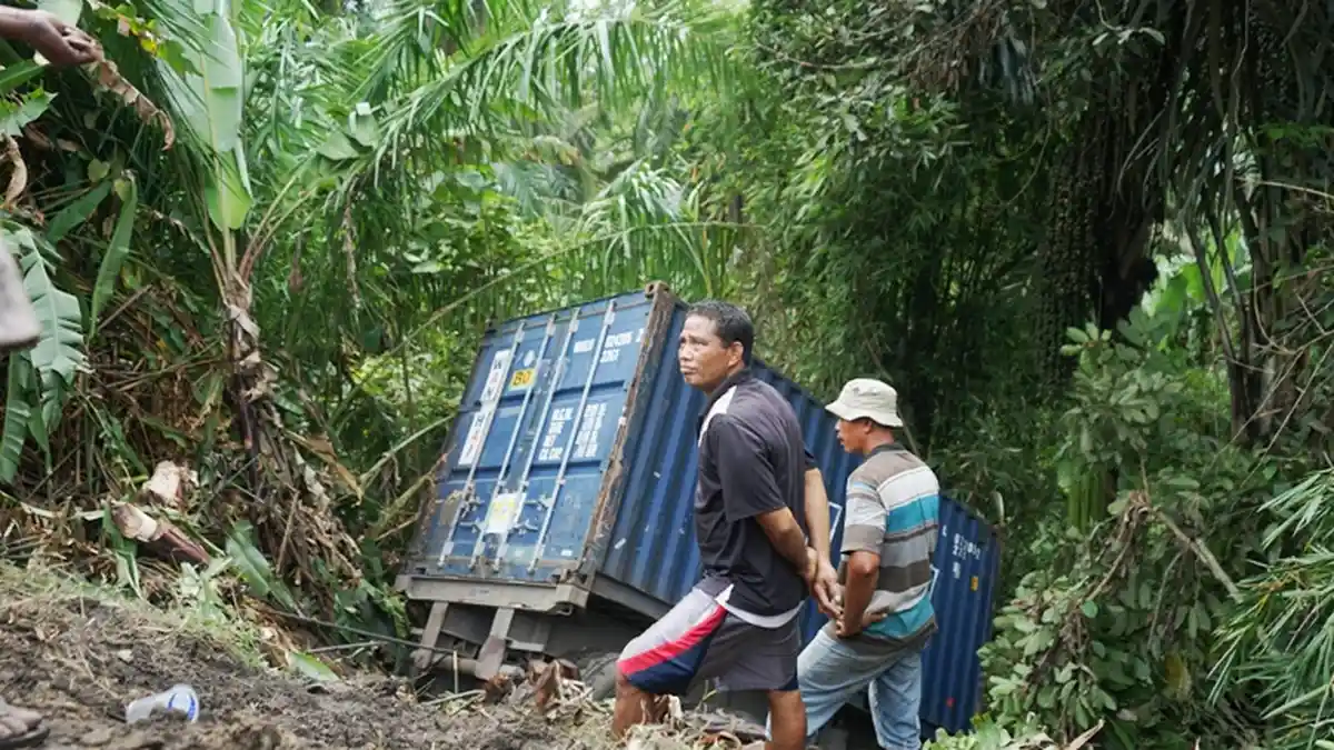 Elakkan Kendaraan Mogok, Truk Kontainer Nyungsep ke Jurang Sedalam 10 Meter, Begini Keadaan Sopirnya