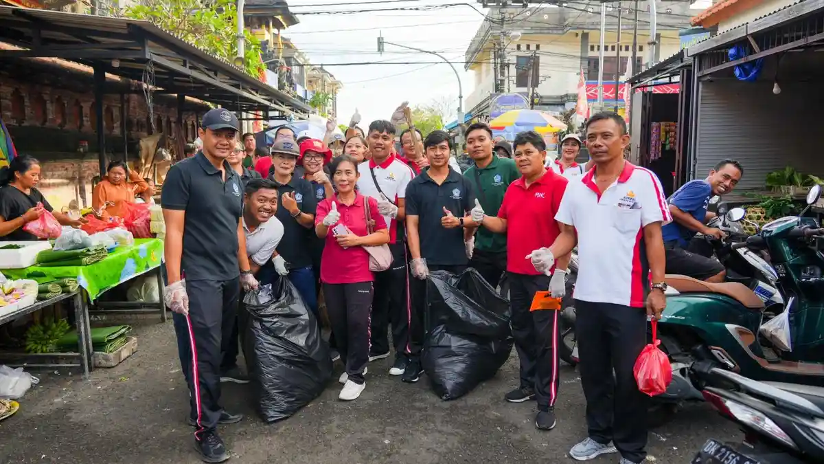 Peringati Hari Lingkungan Hidup Sedunia Diskop UKMP Badung Laksanakan Aksi Bersih-Bersih Pasar 
