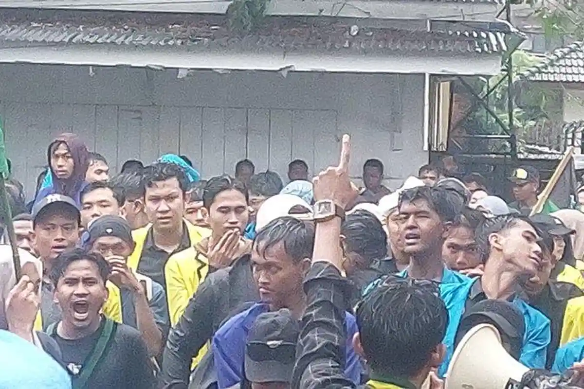 Usai dari Mapolres, Hingga Asar, Mahasiswa Masih Bertahan di DPRK Langsa