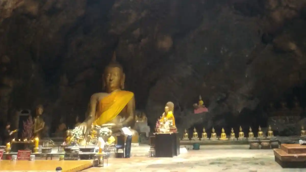 Uniknya Kuil di Thailand Ini, Ada Dalam Gua - thai3g_20160610_103510.jpg