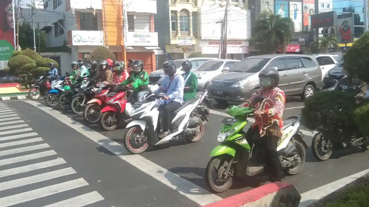 Tak Ada Penerapan Physical Distancing Terhadap Kendaraan yang Berhenti di Lampu Lalu Lintas