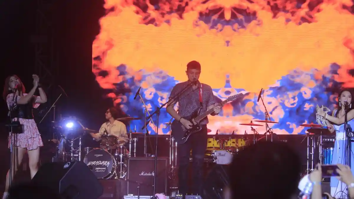 Konser Collabonation Tour IM3  Dihadiri Ribuan Penonton Sinyal Tetap Lancar - Band-Rock-Bara-Suara-Gemparkan-GOR-Kadrie-Oening.jpg