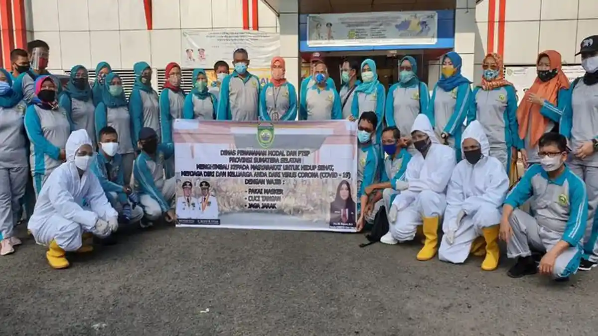 Tekan Penyebaran Covid-19, Pemprov Sumsel Gencar Bagikan Masker dan Face Shield Kepada Masyarakat