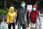 Pengunjung Mal di Bandung Kenakan Masker