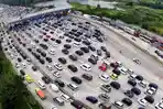 sejumlah-kendaraan-pemudik-memadati-gerbang-tol-cikampek-utama-pada-h-4-lebaran-2022.jpg