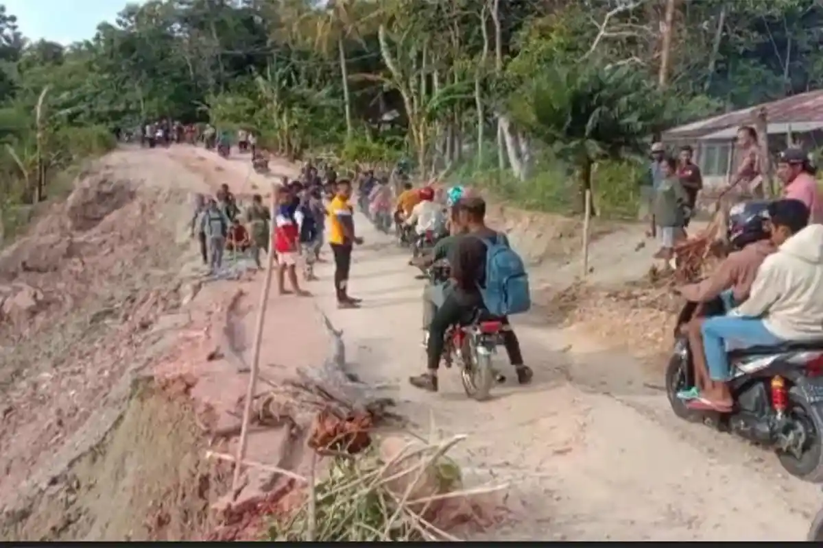 Babinsa Kodim 1621/TTS, Bantu Masyarakat Tangani Longsor di Desa Napi