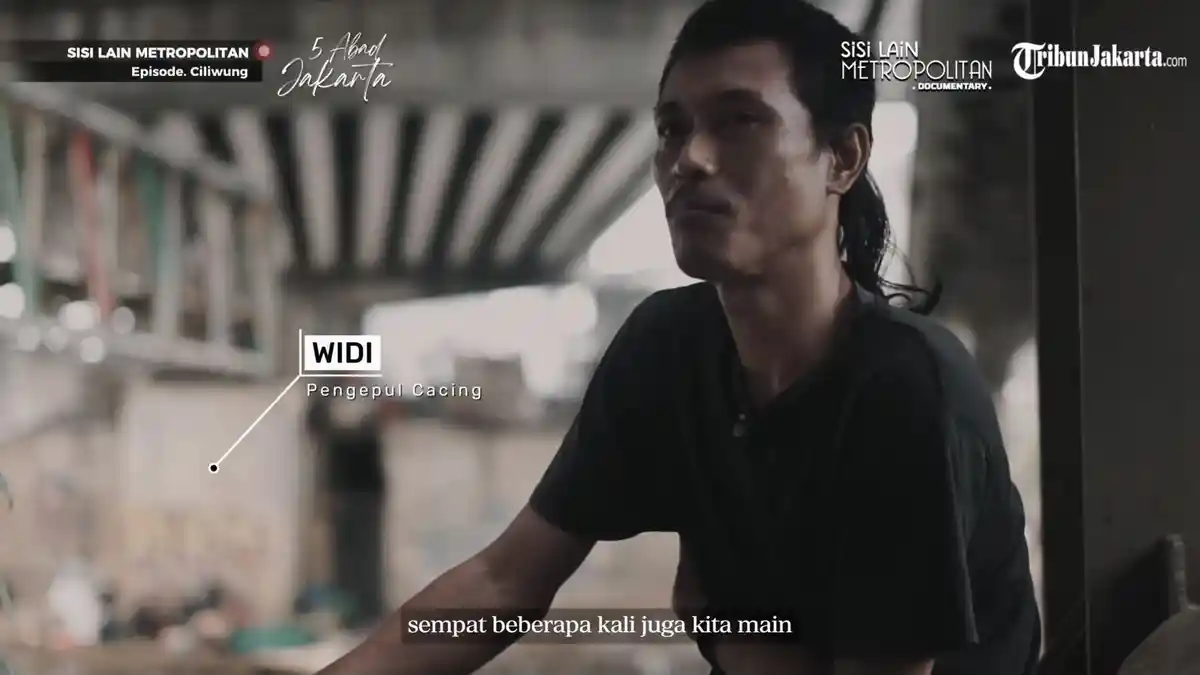 Kisah Pengepul Cacing di Kali Ciliwung: Awalnya Iseng, Kini Jadi Ladang Nafkah Keluarga - Tribunjakarta.com